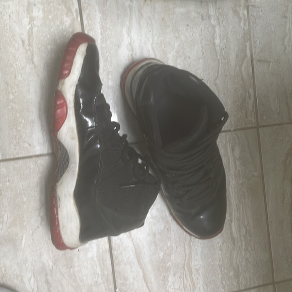 Jordan 11 retro Breds (black/red) size 13 condition : 4/10 - Picture 5 of 7